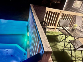 Modern Vac Home, private Hot tub, close to airport, Dieppe, Moncton